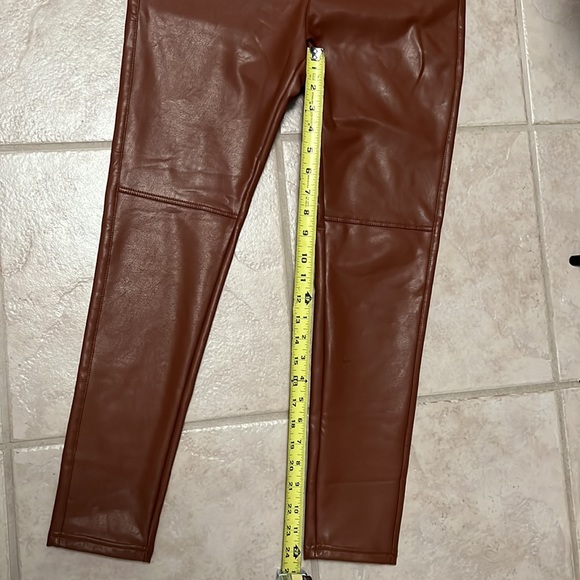 Brandy color faux leather leggings  back pockets functional - Picture 6 of 6